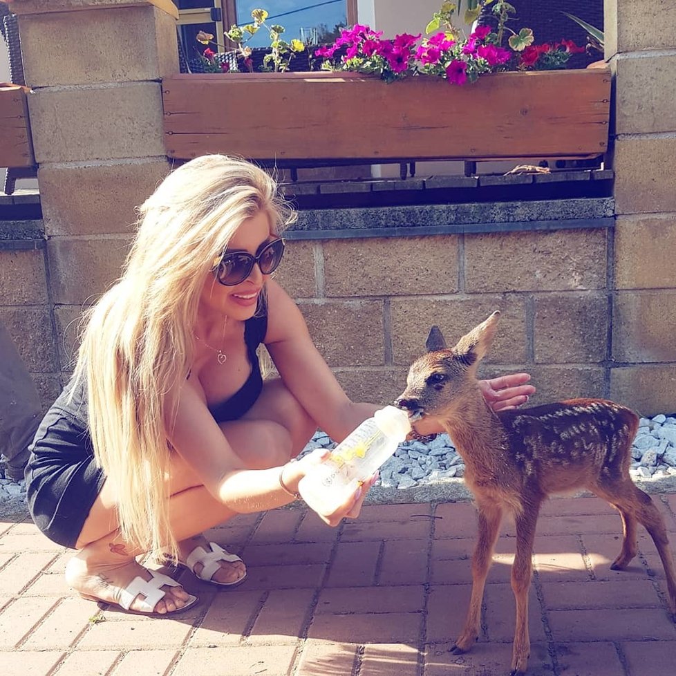 Lela a Karlos si pořídili i srnečku Lízinku.