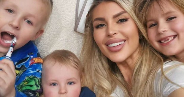 Lela Vémola bersama anak-anaknya Lela Vémola bersama anak-anaknya