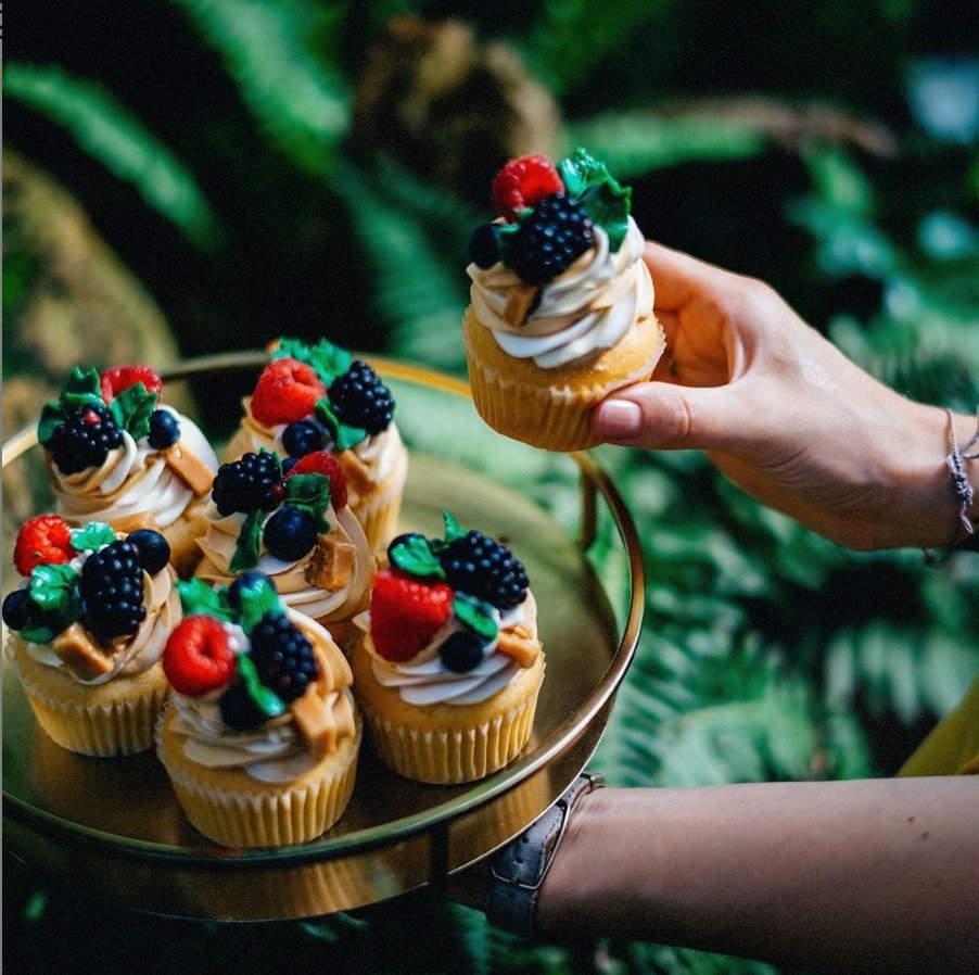 Vanilkový korpus vybízí k naplnění domácí marmeládou nebo malinovým rozvarem. Při plnění cupcakes vždy myslete na to, jaký krém bude navrchu. Pokud jej naplníte slaným karamelem, použijte ho také do krému