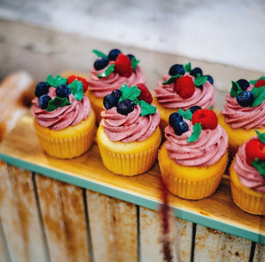 Pokud jste si někdy o cupcaku řekli, že to je jen suchá buchta s krémem nahoře, jedli jste dost možná právě ten z dortového těsta