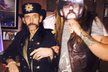 V černé uniformě u baru a ve společnosti dvou prsatic. Tohle jsou poslední fotografie Lemmyho Kilmistera.