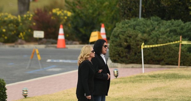 Gene Simmons a Shannon Tweed na pohřbu Lemmyho