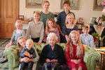 Královna Alžběta II. s (pra)vnoučaty: Lena Tindall, princ George, princezna Charlotte, Isla Phillips, princ Louis, Mia Tindall, Lucas Tindall a Savannah Phillips