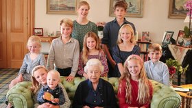 Královna Alžběta II. s (pra)vnoučaty: Lena Tindall, princ George, princezna Charlotte, Isla Phillips, princ Louis, Mia Tindall, Lucas Tindall a Savannah Phillips