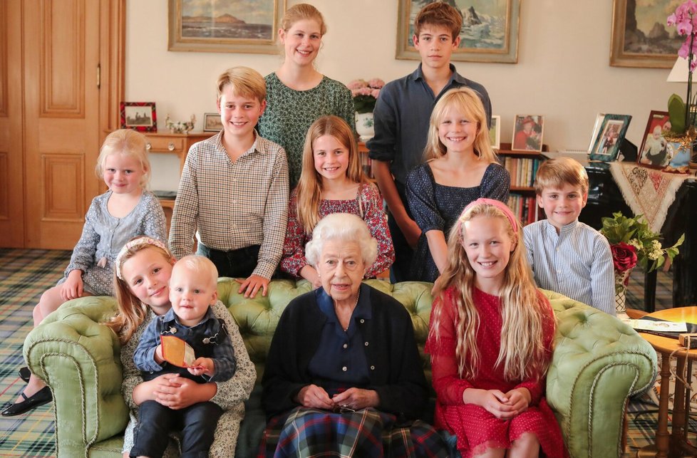 Královna Alžběta s (pra)vnoučaty: Lena Tindallová, Princ George, Princezna Charlotte, Isla Phillipsová, Princ Louis, Mia Tindallová, Lucas Tindallová, Savannah Phillipsová