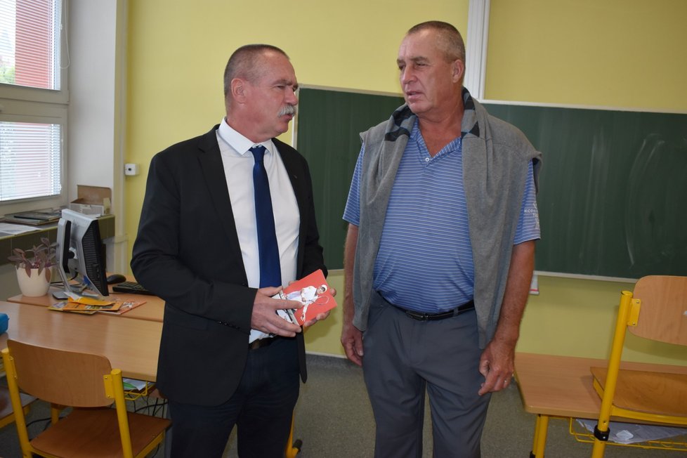 Ivan Lendl s ředitelem gymnázia Ladislavem Vasevičem.
