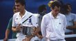 Ivan Lendl (vlevo) po svém triumfu ve finále Roland Garros 1984. Vpravo jeho úhlavní rival John McEnroe