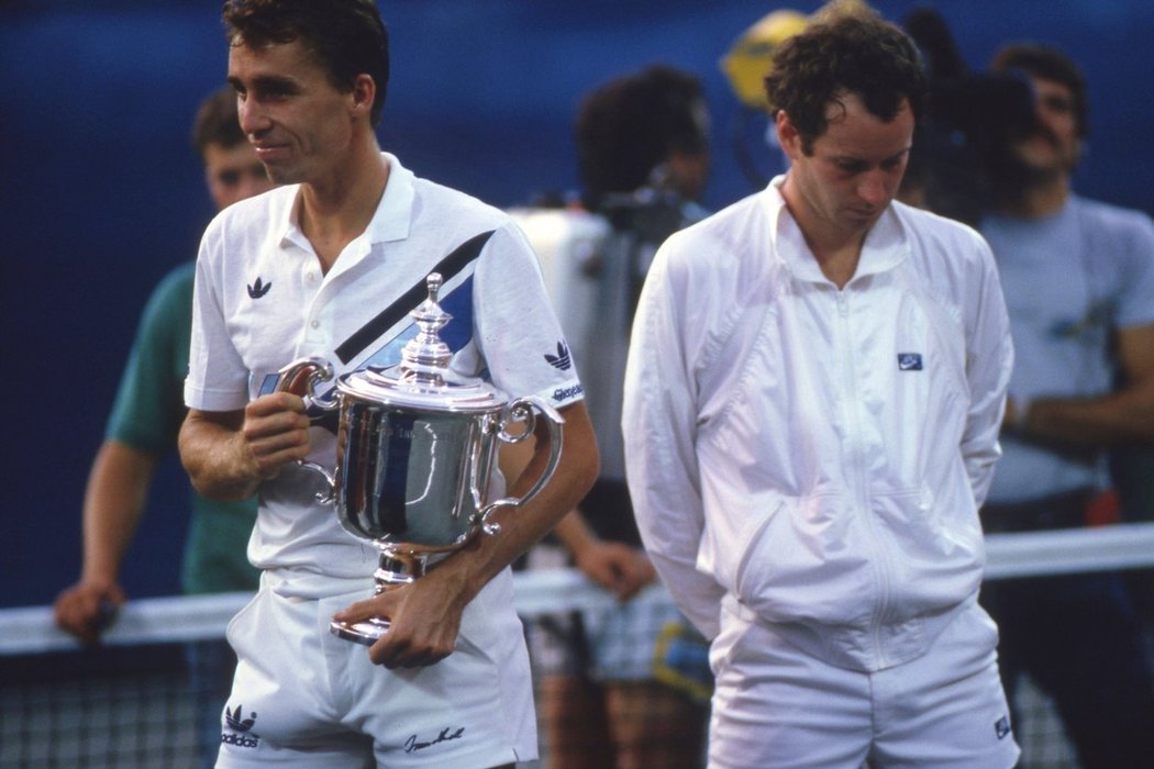 Ivan Lendl (vlevo) po svém triumfu ve finále Roland Garros 1984. Vpravo jeho úhlavní rival John McEnroe