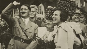 Hitler je mladičkou a velmi krásnou režisérkou nadšen a přislíbí jí, že pro něj bude natáčet filmy, hned jak se chopí moci, což se stane velice brzy.