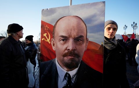 100 let od smrti Lenina: Příznivci otce bolševické revoluce vzpomínali před jeho mauzoleem