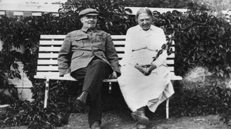 Manželky diktátorů: Krásná Naděžda hlídala děti Leninově milence, po jeho smrti se znetvořené vdovy bál i Stalin