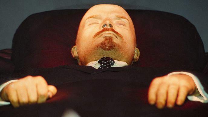 Nabalzamovaný Lenin leží v mauzoleu dodnes