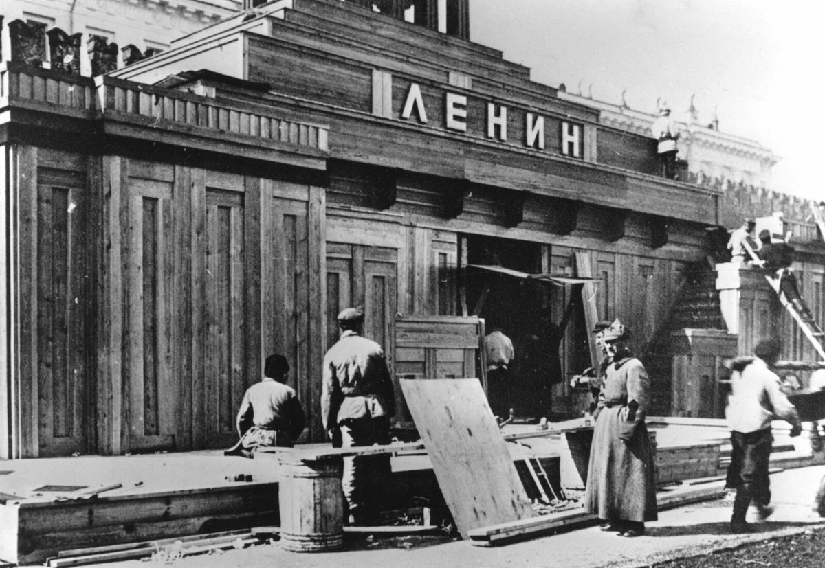 Původní mauzoleum bylo dřevěné. Lenin si ale nepřál být vystaven, zařídil mu to dobrák Stalin.