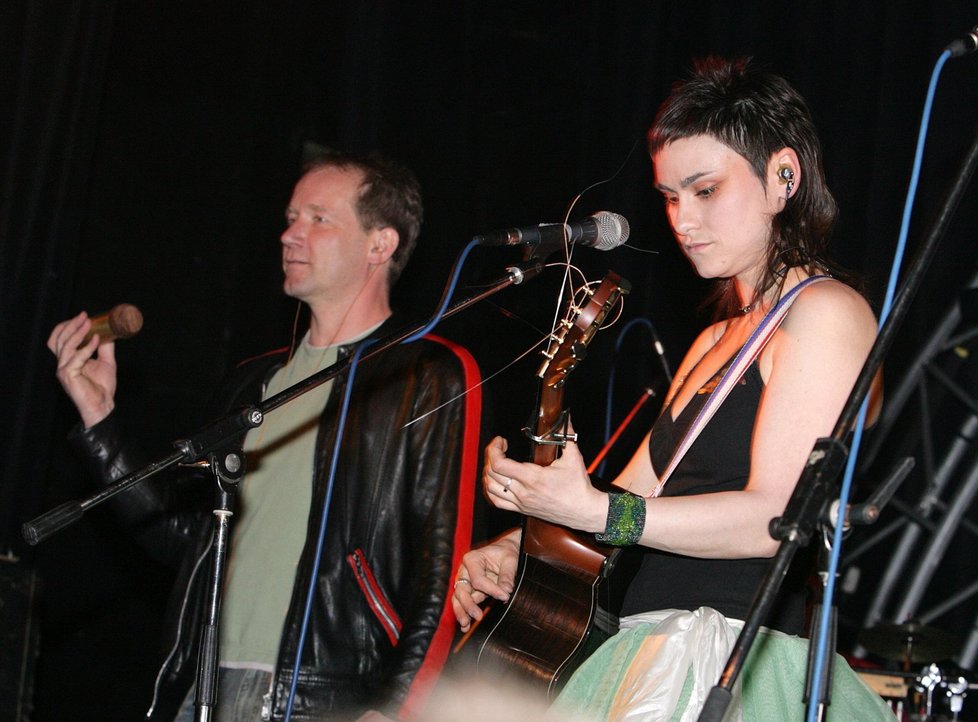 Lenka s Davidem Kollerem během spolupráce s kapelou Lucií.