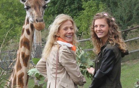 Filipová s dcerou Lenny pokřtily žirafí mládě.