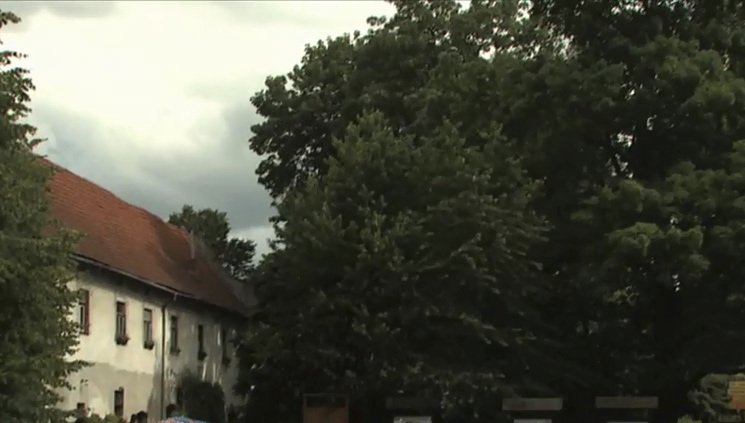 Lenka bydlí v tomto zámeckém přídomku v Bartošovicích.