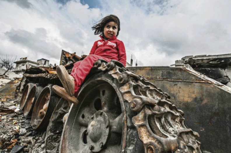 V severosyrském Kobani - vrak tanku nahrazuje hřiště. 