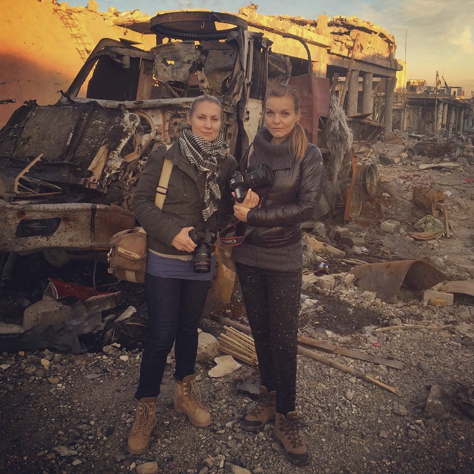 Lenka Klicperová a Jarmila Štuková během své práce v Iráku. Před autem, ve kterém se odpálil sebevražedný atentátník.