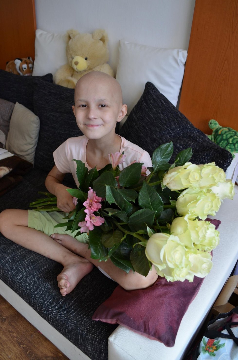 K jedenáctinám dostala darem Lenička od redakce Blesku symbolicky 11 růží.