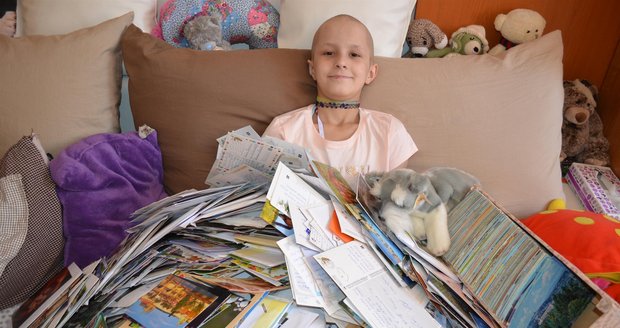Lenka (10) bojuje s rakovinou, čtenáři Blesku ji rozveselili: Poslali tisíce pohledů!