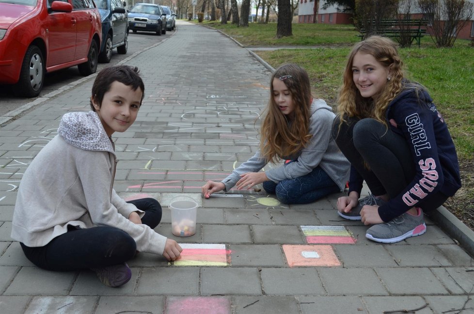 Po dlouhých měsících doma na posteli opět venku! S křídami se kreslila Lenička spolu s kamarádkami Alexandrou a Klárkou.