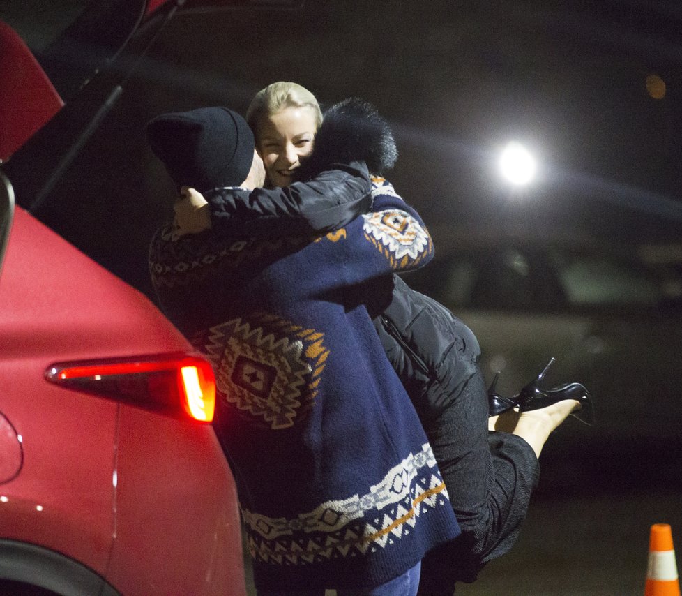 Šťastná Lenka Nora Návorková v náručí Marka Dědíka