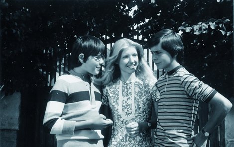 1973: Kamarádi. Zprava Antonín Navrátil, Lenka Pletková (dnes Kaplanová), Marek Eben.