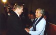 Lenka Reinerová přebírá státní vyznamenání z rukou prezidenta Havla