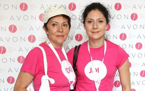 Lenka Termerová bojuje s rakovinou i proti ní. S dcerou Marthou Issovou se třeba v létě zúčastnily pochodu proti rakovině prsu.
