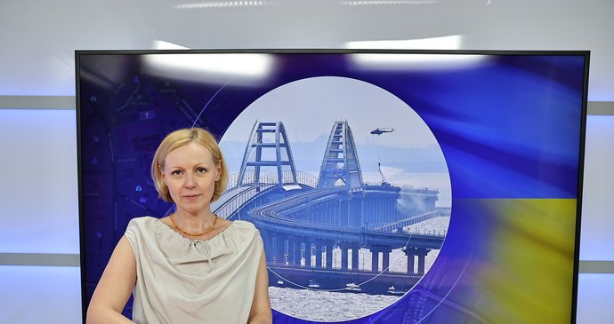 Vysíláme: Ukrajinistka o explozi na Kerčském mostu, kazetové munici pro Ukrajince i uprchlících