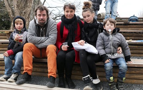 Jan Dolanský s manželkou Lenkou Vlasákovou a jejich dětmi