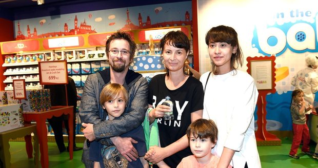 Lenka Vlasáková s Janem Dolanským a třemi dětmi
