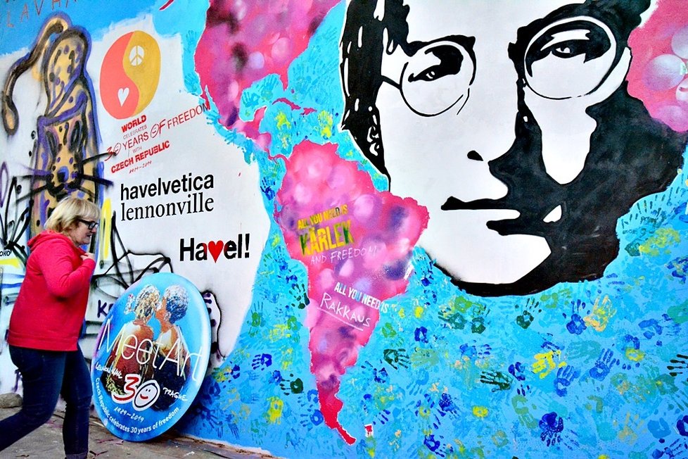 Cílem happeningu je změnit Lennonovu zeď během listopadu na venkovní galerii u příležitosti oslav 30. výročí sametové revoluce.