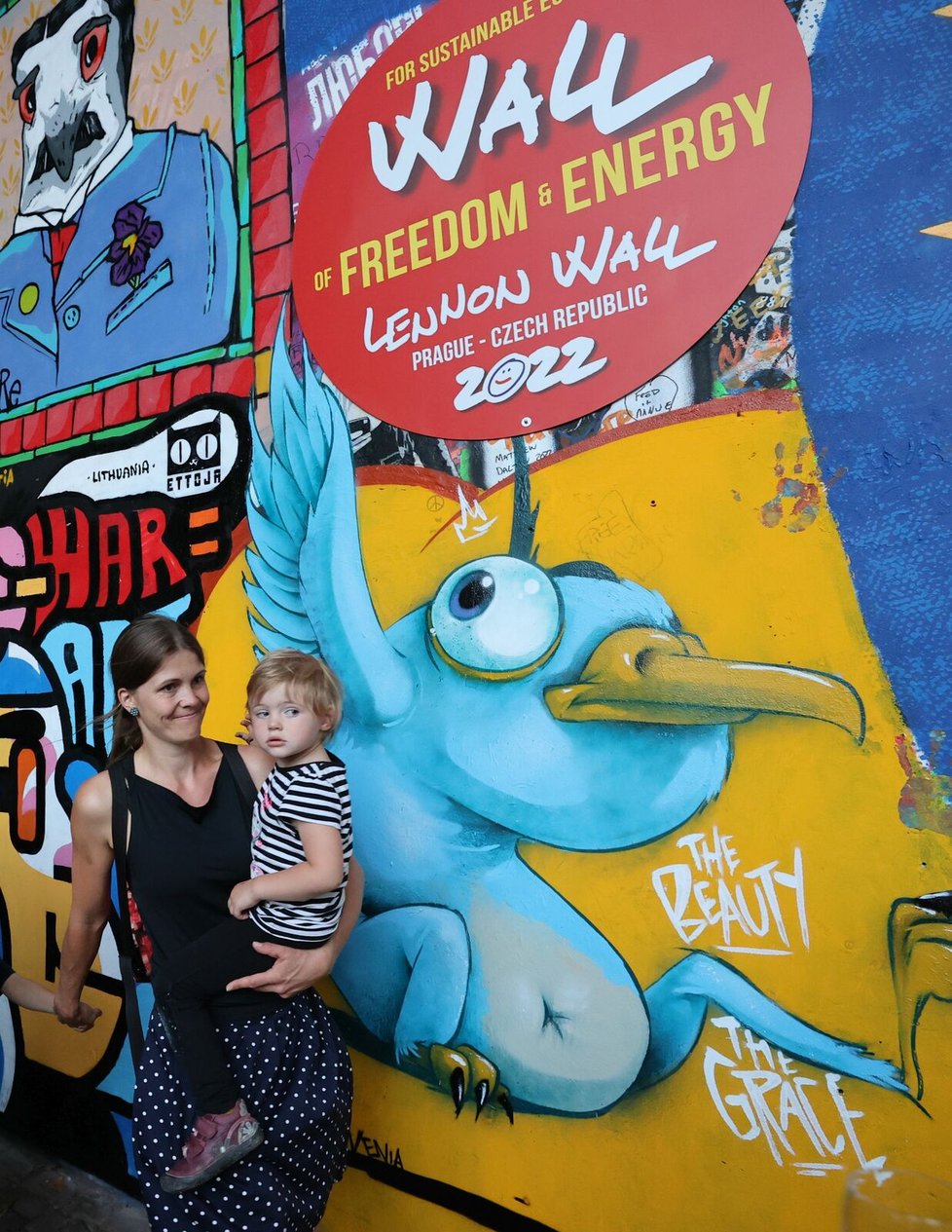 Někteří výtvarníci pro projekt Zeď svobody a energie / Lennon Wall Praha vytvářeli i vtipné tvory.