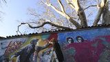 Nápis All you need is Love a obraz Havla: Umělci oživili Lennonovu zeď, připomněli 30 let od revoluce