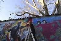 Nápis All you need is Love a obraz Havla: Umělci oživili Lennonovu zeď, připomněli 30 let od revoluce