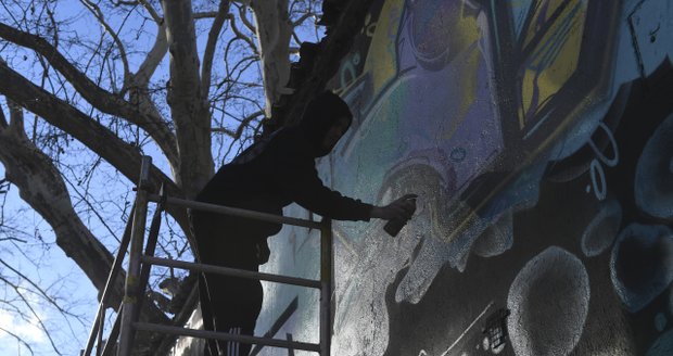 Lennonovu zeď nově pomalovalo dvacet umělců z Česka a zahraničí.