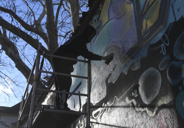 Lennonovu zeď nově pomalovalo dvacet umělců z Česka a zahraničí.