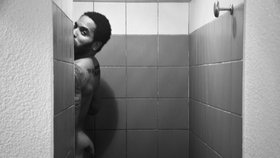 Lenny Kravitz trumfuje nahé zpěvačky: Vystavil se sám