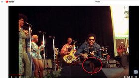 Lenny Kravitz si v roce 2015 roztrhl kalhoty na koncertě.
