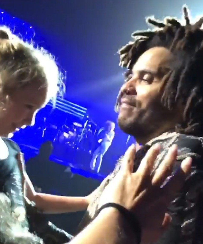 Lenny Kravitz vzal na koncertě v Bratislavě holčičku do náručí a objal ji