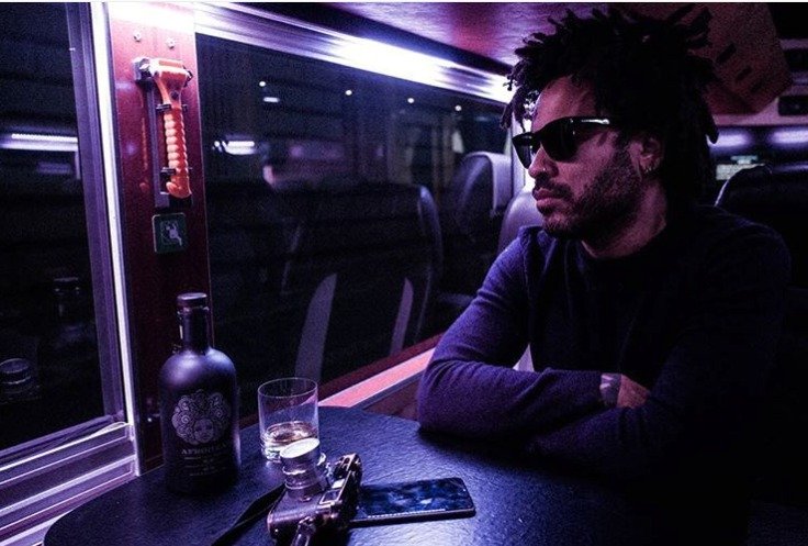 2016 – Lenny Kravitz v Praze. Přijel autobusem.