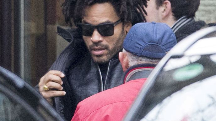 Lenny Kravitz je na tajňačku v Praze, kde bude koncertovat na soukromém večírku.