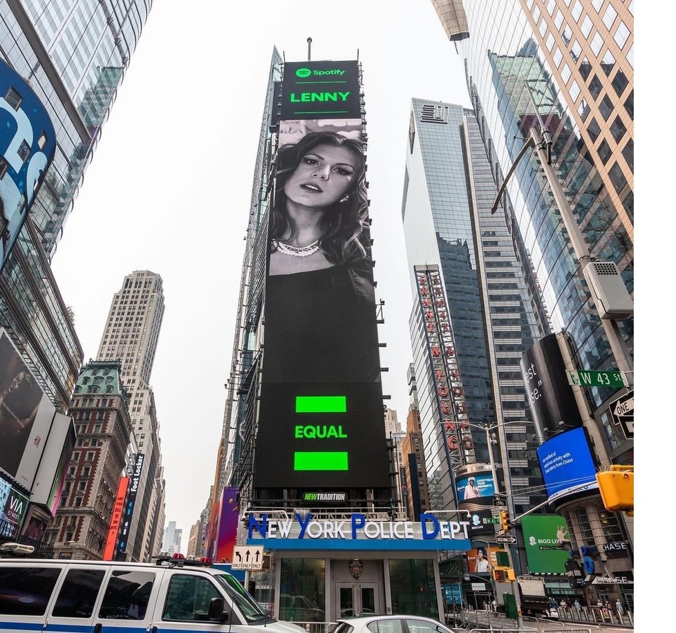 Lenny teď ovládá Times Square.