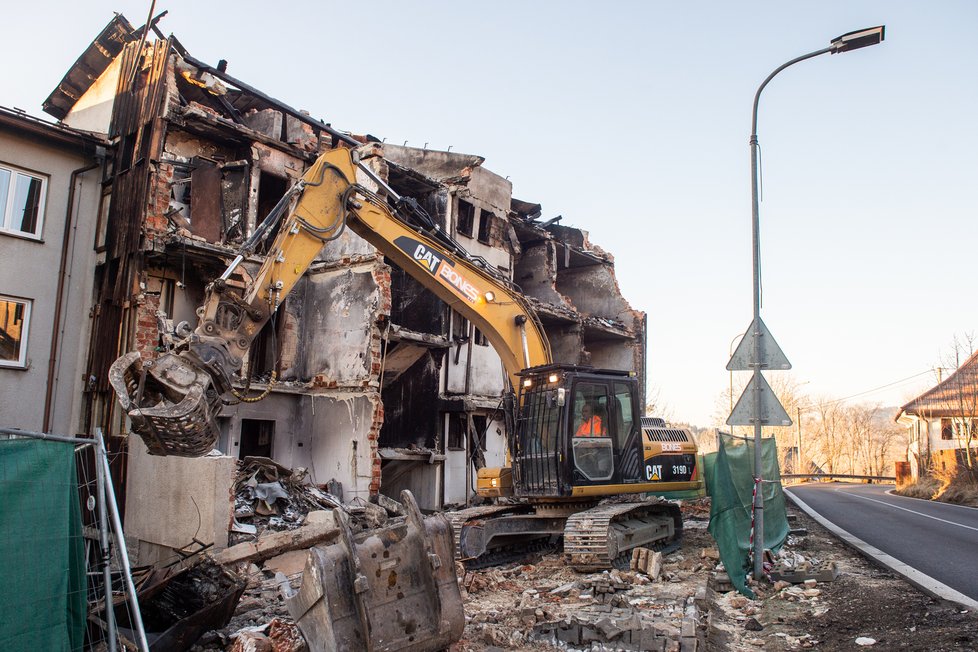 Demolice domu zdevastovaného výbuchem plynu