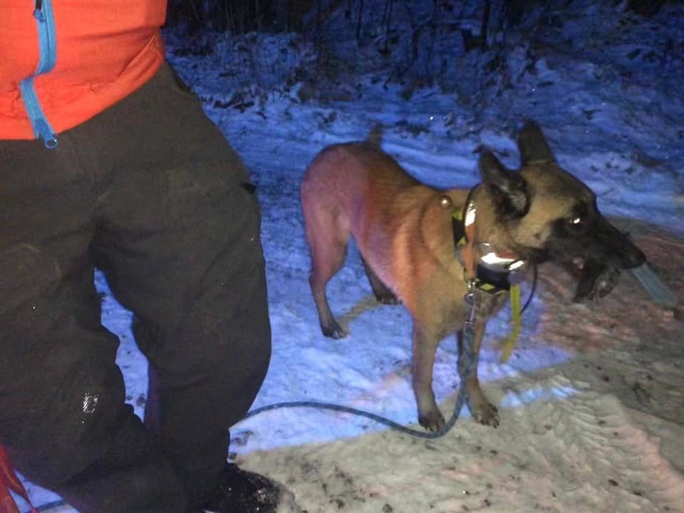 Pes horské služby štěkáním upozornil na nález bezvládného těla ženy (40) ve sněhu.