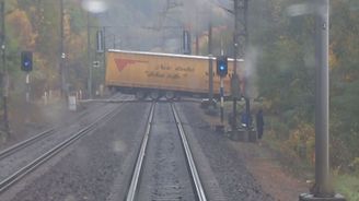 Pár metrů od tragédie: vlak Leo Expressu zastavil před uvízlým kamionem