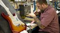 Výroba elektrických kytar Fender v závodě v Kalifornii