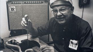 Před 112 lety se narodil Leo Fender. Muž, jehož kytary definují celé generace