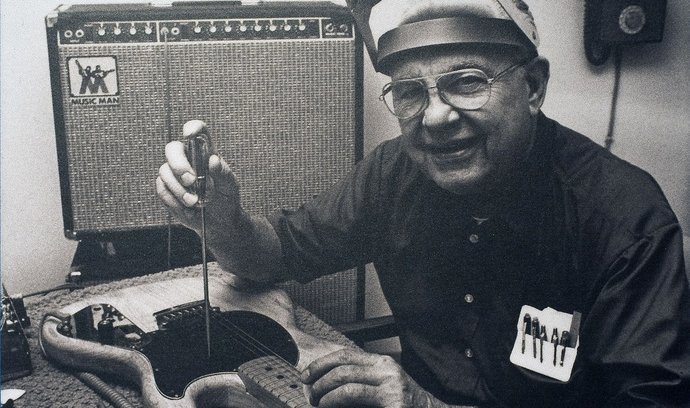Před 112 lety se narodil Leo Fender. Muž, jehož kytary definují celé generace